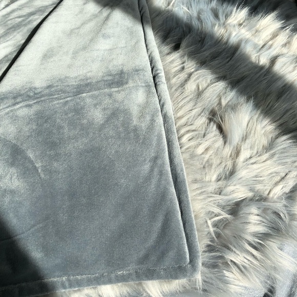 ***SOLD*** Faux Fur Throw Blanket - Picture 1 of 7